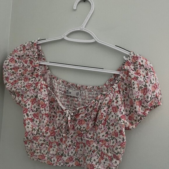 Cropped Puff Sleeve Pink Floral Top with a Bow from Hollister - Picture 2 of 10